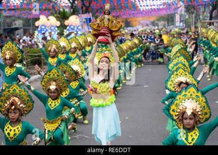 Cebu City, Philippinen. 20. Jan 2019. Sinulog Fest, Grand Street Parade, eines der größten Straßenfeste in den Philippinen, findet am 3. Sonntag im Januar. Tanz Gruppen gehen Sie durch die Stadt und ihr Set Routinen durchführen, die entlang der Route und schließlich die in der City Sports Center beurteilt. Die Veranstaltung ist Teil der Sinulog (Fiesta Señor) - neun Tage religiöse Fest zu Ehren des Santo Nino De Cebu (heiligen Kind von Cebu). Quelle: bildergallerie 2/Alamy leben Nachrichten Stockfoto