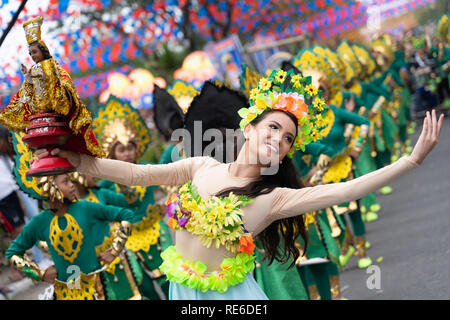 Cebu City, Philippinen. 20. Jan 2019. Sinulog Fest, Grand Street Parade, eines der größten Straßenfeste in den Philippinen, findet am 3. Sonntag im Januar. Tanz Gruppen gehen Sie durch die Stadt und ihr Set Routinen durchführen, die entlang der Route und schließlich die in der City Sports Center beurteilt. Die Veranstaltung ist Teil der Sinulog (Fiesta Señor) - neun Tage religiöse Fest zu Ehren des Santo Nino De Cebu (heiligen Kind von Cebu). Quelle: bildergallerie 2/Alamy leben Nachrichten Stockfoto