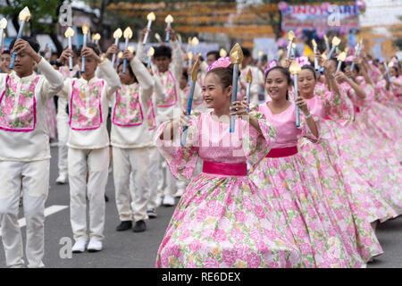 Cebu City, Philippinen. 20. Jan 2019. Sinulog Fest, Grand Street Parade, eines der größten Straßenfeste in den Philippinen, findet am 3. Sonntag im Januar. Tanz Gruppen gehen Sie durch die Stadt und ihr Set Routinen durchführen, die entlang der Route und schließlich die in der City Sports Center beurteilt. Die Veranstaltung ist Teil der Sinulog (Fiesta Señor) - neun Tage religiöse Fest zu Ehren des Santo Nino De Cebu (heiligen Kind von Cebu). Quelle: bildergallerie 2/Alamy leben Nachrichten Stockfoto