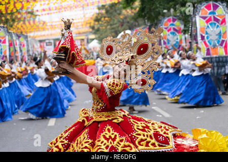 Cebu City, Philippinen. 20. Jan 2019. Sinulog Fest, Grand Street Parade, eines der größten Straßenfeste in den Philippinen, findet am 3. Sonntag im Januar. Tanz Gruppen gehen Sie durch die Stadt und ihr Set Routinen durchführen, die entlang der Route und schließlich die in der City Sports Center beurteilt. Die Veranstaltung ist Teil der Sinulog (Fiesta Señor) - neun Tage religiöse Fest zu Ehren des Santo Nino De Cebu (heiligen Kind von Cebu). Quelle: bildergallerie 2/Alamy leben Nachrichten Stockfoto