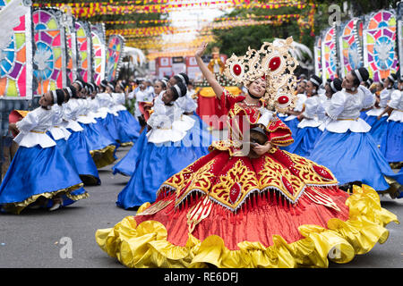 Cebu City, Philippinen. 20. Jan 2019. Sinulog Fest, Grand Street Parade, eines der größten Straßenfeste in den Philippinen, findet am 3. Sonntag im Januar. Tanz Gruppen gehen Sie durch die Stadt und ihr Set Routinen durchführen, die entlang der Route und schließlich die in der City Sports Center beurteilt. Die Veranstaltung ist Teil der Sinulog (Fiesta Señor) - neun Tage religiöse Fest zu Ehren des Santo Nino De Cebu (heiligen Kind von Cebu). Quelle: bildergallerie 2/Alamy leben Nachrichten Stockfoto