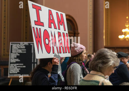 Des Moines, Iowa, USA. 19. Januar, 2019. Wegen der strengen Wetter und extremer Kälte das 3. jährliche Frauen € ™ s März innerhalb des State Capitol in Des Moines am Samstag statt. Mehrere hundert Personen an der Veranstaltung teil. Credit: Keith Turrill/Alamy leben Nachrichten Stockfoto