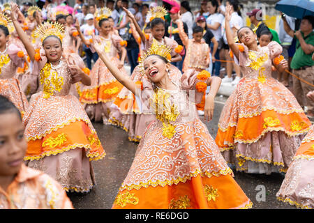 Cebu City, Philippinen. 20. Jan 2019. Sinulog Fest, Grand Street Parade, eines der größten Straßenfeste in den Philippinen, findet am 3. Sonntag im Januar. Tanz Gruppen gehen Sie durch die Stadt und ihr Set Routinen durchführen, die entlang der Route und schließlich die in der City Sports Center beurteilt. Die Veranstaltung ist Teil der Sinulog (Fiesta Señor) - neun Tage religiöse Fest zu Ehren des Santo Nino De Cebu (heiligen Kind von Cebu). Quelle: bildergallerie 2/Alamy leben Nachrichten Stockfoto