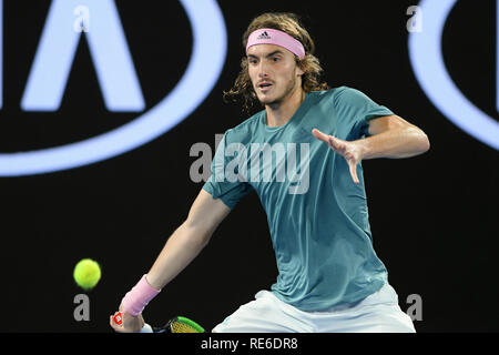 Melbourne, Australien. 20. Januar 2019. 14. Saatgut Stefanos Tsitsipas Griechenlands in Aktion in der vierten Runde gegen 3. Samen Roger Federer von der Schweiz am Tag sieben der Australian Open 2019 Grand Slam Tennis Turnier in Melbourne, Australien. Sydney Low/Cal Sport Media Credit: Cal Sport Media/Alamy leben Nachrichten Stockfoto