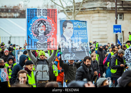 Paris, Frankreich. 19. Jan 2019. Tausende von Gelb (gilets Jaunes) Proteste in Paris fordert Senkung der Mineralölsteuern, Wiedereinführung der Solidaritätssteuer auf Vermögen, einen Mindestlohn zu erhöhen, und Emmanuel's Längestrich Rücktritt als Präsident von Frankreich. Credit: Norbu Gyachung/Alamy Leben Nachrichten. Stockfoto