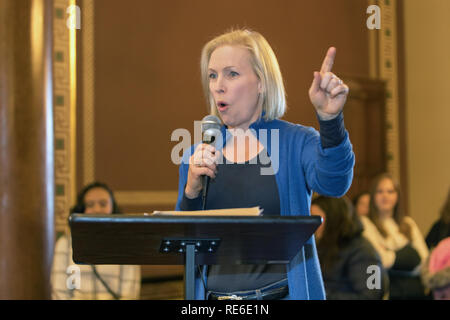 Des Moines, Iowa, USA. 19. Januar, 2019. Senator und Präsidentschaftskandidat Kirsten Gillibrand spricht an der 3. jährlichen Frauen € ™ s März innerhalb des State Capitol in Des Moines am Samstag statt. Mehrere hundert Personen an der Veranstaltung teil. Credit: Keith Turrill/Alamy leben Nachrichten Stockfoto