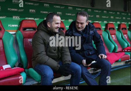 Augsburg, Deutschland. 19 Jan, 2019. firo: 19.01.2019, Fußball, 1.Bundesliga, Saison 2018/2019, FC Augsburg, Fortuna Düsseldorf 1:2, Trainer Manuel Baum, FC Augsburg, Augsburg, FCA, die Hälfte Abbildung, lachen, lächeln, im Gespräch, | Verwendung der weltweiten Kredit: dpa/Alamy leben Nachrichten Stockfoto