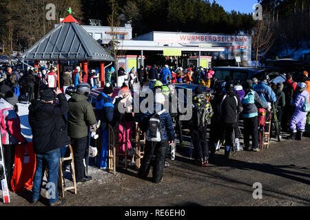 St. Andreasberg, Deutschland. Jan, 2019 20. Wintersportler Linie in einer Warteschlange auf den Wurmberg Seilbahn. Schnee und sonnigem Wetter zahlreiche Wintersportler in den Harz zu gewinnen. Credit: Swen Pförtner/dpa/Alamy leben Nachrichten Stockfoto