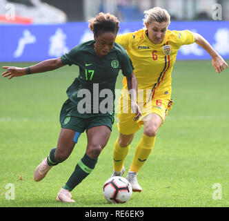 Wuhua, Guangdong Provinz Chinas. Jan, 2019 20. Francisca Ordega (L) von Nigeria konkurriert während des Spiels zwischen Rumänien und Nigeria an der CFA-Team China's International Frauen Fußball-Turnier 2019 in Wuhua Wuhua Meizhou, im Süden der chinesischen Provinz Guangdong, Jan. 20, 2019. Credit: Deng Hua/Xinhua/Alamy leben Nachrichten Stockfoto