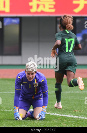 Wuhua, Guangdong Provinz Chinas. Jan, 2019 20. Andreea Paraluta (L) von Rumänien reagiert während des Spiels zwischen Rumänien und Nigeria an der CFA-Team China's International Frauen Fußball-Turnier 2019 in Wuhua Wuhua Meizhou, im Süden der chinesischen Provinz Guangdong, Jan. 20, 2019. Credit: Deng Hua/Xinhua/Alamy leben Nachrichten Stockfoto