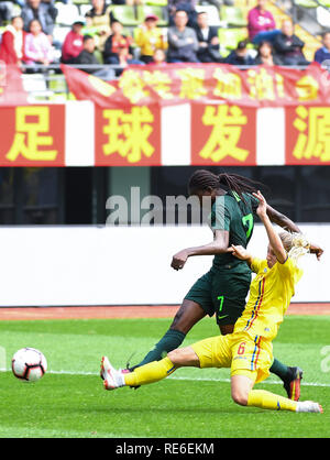 Wuhua, Guangdong Provinz Chinas. Jan, 2019 20. Anam Imo (L) von Nigeria konkurriert während des Spiels zwischen Rumänien und Nigeria an der CFA-Team China's International Frauen Fußball-Turnier 2019 in Wuhua Wuhua Meizhou, im Süden der chinesischen Provinz Guangdong, Jan. 20, 2019. Credit: Deng Hua/Xinhua/Alamy leben Nachrichten Stockfoto