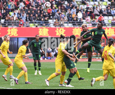 Wuhua, Guangdong Provinz Chinas. Jan, 2019 20. Rita Chikwelu (3. R) von Nigeria Köpfe der Ball während des Spiels zwischen Rumänien und Nigeria an der CFA-Team China's International Frauen Fußball-Turnier 2019 in Wuhua Wuhua Meizhou, im Süden der chinesischen Provinz Guangdong, Jan. 20, 2019. Credit: Deng Hua/Xinhua/Alamy leben Nachrichten Stockfoto