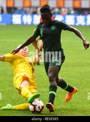 Wuhua, Guangdong Provinz Chinas. Jan, 2019 20. Chinwendu Ihezuo (R) von Nigeria mias Für den Ball während des Spiels zwischen Rumänien und Nigeria an der CFA-Team China's International Frauen Fußball-Turnier 2019 in Wuhua Wuhua Meizhou, im Süden der chinesischen Provinz Guangdong, Jan. 20, 2019. Credit: Deng Hua/Xinhua/Alamy leben Nachrichten Stockfoto