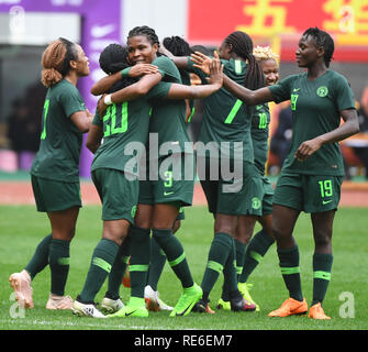 Wuhua, Guangdong Provinz Chinas. Jan, 2019 20. Spieler von Nigeria Feiern während des Spiels zwischen Rumänien und Nigeria an der CFA-Team China's International Frauen Fußball-Turnier 2019 in Wuhua Wuhua Meizhou, im Süden der chinesischen Provinz Guangdong, Jan. 20, 2019. Credit: Deng Hua/Xinhua/Alamy leben Nachrichten Stockfoto