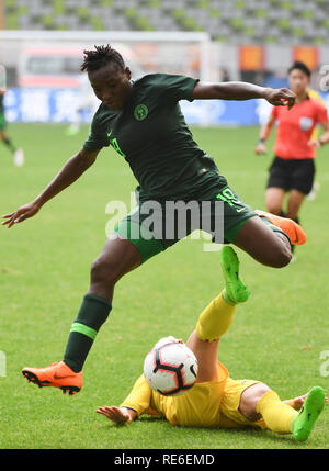 Wuhua, Guangdong Provinz Chinas. Jan, 2019 20. Chinwendu Ihezuo (Oben) von Nigeria konkurriert während des Spiels zwischen Rumänien und Nigeria an der CFA-Team China's International Frauen Fußball-Turnier 2019 in Wuhua Wuhua Meizhou, im Süden der chinesischen Provinz Guangdong, Jan. 20, 2019. Credit: Deng Hua/Xinhua/Alamy leben Nachrichten Stockfoto