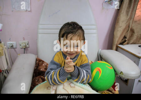 Gaza, Palästina. Jan, 2019 20. Ein palästinensisches Kind gesehen an Ihrem Krankenbett auf der Al-Rantisi Krankenhaus in Gaza Stadt lächelnd. Gaza Gesundheit Ministerium gewarnt, diese Woche, daß etwas Gesundheitswesen durch das Ministerium Unfähigkeit der Bestände zu den Krankenhäusern zu liefern unterbrochen würde. Credit: Ahmad Hasaballah/SOPA Images/ZUMA Draht/Alamy leben Nachrichten Stockfoto