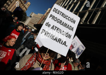 Madrid, Spanien. Jan, 2019 20. Eine Demonstrantin hält ein Plakat gesehen, behauptet für aktuelle primary care Verbesserungen während des Protestes. Die Marea Blanca Gesundheit Gruppe von Callao, die Sol, wo ein Manifest für die Verbesserung der Basisgesundheitsversorgung und die Forderung nach Kuerzungen im Gesundheitswesen Ende gelesen wurde erweitert hat. Credit: Jesus Hellin/SOPA Images/ZUMA Draht/Alamy leben Nachrichten Stockfoto