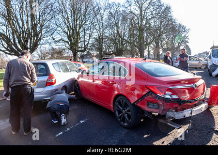 Northampton, Großbritannien. , 20. Januar 2019. 5 Autos in Crash beschädigt an der Park Avenue South eine der Hauptstraßen aus Northampton, UK. für Verkehr an der Kreuzung 15 der Autobahn M5., Polizei und Treiber herum hängen für Recover Fahrzeuge Credit: Keith J Smith./Alamy leben Nachrichten Stockfoto