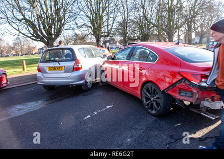 Northampton, Großbritannien. , 20. Januar 2019. 5 Autos in Crash beschädigt an der Park Avenue South eine der Hauptstraßen aus Northampton, UK. für Verkehr an der Kreuzung 15 der Autobahn M5., Polizei und Treiber herum hängen für Recover Fahrzeuge Credit: Keith J Smith./Alamy leben Nachrichten Stockfoto