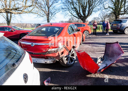 Northampton, Großbritannien. , 20. Januar 2019. 5 Autos in Crash beschädigt an der Park Avenue South eine der Hauptstraßen aus Northampton, UK. für Verkehr an der Kreuzung 15 der Autobahn M5., Polizei und Treiber herum hängen für Recover Fahrzeuge Credit: Keith J Smith./Alamy leben Nachrichten Stockfoto