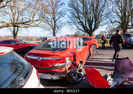 Northampton, Großbritannien. , 20. Januar 2019. 5 Autos in Crash beschädigt an der Park Avenue South eine der Hauptstraßen aus Northampton, UK. für Verkehr an der Kreuzung 15 der Autobahn M5., Polizei und Treiber herum hängen für Recover Fahrzeuge Credit: Keith J Smith./Alamy leben Nachrichten Stockfoto