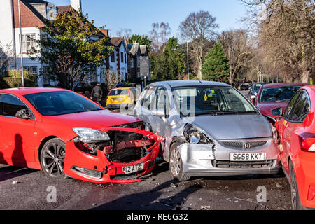 Northampton, Großbritannien. , 20. Januar 2019. 5 Autos in Crash beschädigt an der Park Avenue South eine der Hauptstraßen aus Northampton, UK. für Verkehr an der Kreuzung 15 der Autobahn M5., Polizei und Treiber herum hängen für Recover Fahrzeuge Credit: Keith J Smith./Alamy leben Nachrichten Stockfoto