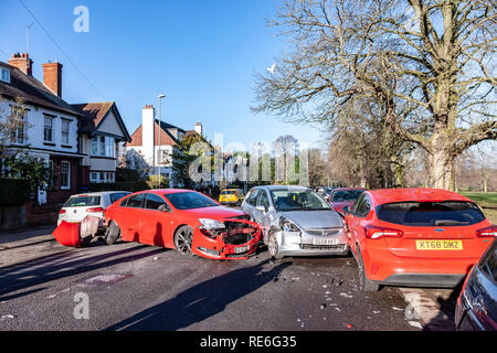 Northampton, Großbritannien. , 20. Januar 2019. 5 Autos in Crash beschädigt an der Park Avenue South eine der Hauptstraßen aus Northampton, UK. für Verkehr an der Kreuzung 15 der Autobahn M5., Polizei und Treiber herum hängen für Recover Fahrzeuge Credit: Keith J Smith./Alamy leben Nachrichten Stockfoto