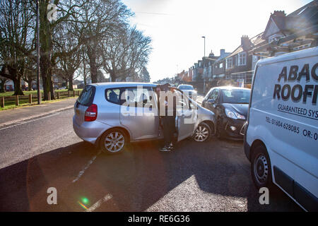 Northampton, Großbritannien. , 20. Januar 2019. 5 Autos in Crash beschädigt an der Park Avenue South eine der Hauptstraßen aus Northampton, UK. für Verkehr an der Kreuzung 15 der Autobahn M5., Polizei und Treiber herum hängen für Recover Fahrzeuge Credit: Keith J Smith./Alamy leben Nachrichten Stockfoto