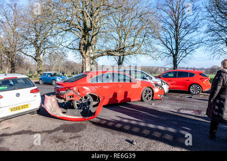 Northampton, Großbritannien. , 20. Januar 2019. 5 Autos in Crash beschädigt an der Park Avenue South eine der Hauptstraßen aus Northampton, UK. für Verkehr an der Kreuzung 15 der Autobahn M5., Polizei und Treiber herum hängen für Recover Fahrzeuge Credit: Keith J Smith./Alamy leben Nachrichten Stockfoto