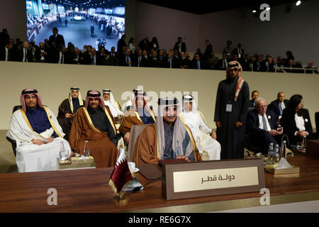 Beirut, Libanon. Jan, 2019 20. Qatari Emir Scheich Tamim Bin Hamad Al Thani (C) nimmt an der vierten Arabische Wirtschaftliche und Soziale Entwicklung Gipfel in Beirut, Libanon, Jan. 20, 2019. Die vierte Arabische Wirtschaftliche und Soziale Entwicklung Gipfel am Sonntag startete in der libanesischen Hauptstadt Beirut. Credit: Bilal Jawich/Xinhua/Alamy leben Nachrichten Stockfoto