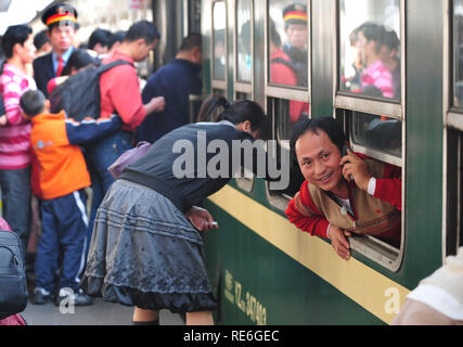 (190120) - Peking, Jan. 20, 2019 (Xinhua) - ein Fahrgast fordert, Home, sobald er sich auf den Zug am Bahnhof Guangzhou in Guangzhou, Provinz Guangdong im Süden Chinas, Jan. 22, 2009. Rückkehr in die Heimatorte bleibt der wichtigste Teil des Chinesischen Frühlingsfest. Ob Selbstfahrer, oder die Züge oder Flüge, homecomings und Familienfeiern sind eine Priorität für viele Chinesen. Die jährlichen Reisen rush rund um das Festival, genannt "chunyun," legt oft Transport System des Landes auf die Probe. China's Transport Behörden besetzt sind bereit für die Spri Stockfoto