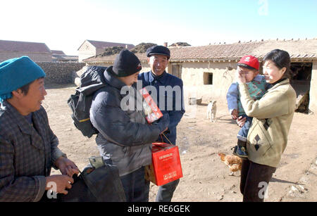 (190120) - Peking, Jan. 20, 2019 (Xinhua) - wanderarbeitnehmer Chu Mingdong (2., L) wird von seiner Familie empfangen, wie er nach Hause für das Frühlingsfest Familientreffen in Mijiagou Dorf, Zhangbei County im Norden der chinesischen Provinz Hebei, 10.02.2002, zurück. Rückkehr in die Heimatorte bleibt der wichtigste Teil des Chinesischen Frühlingsfest. Ob Selbstfahrer, oder die Züge oder Flüge, homecomings und Familienfeiern sind eine Priorität für viele Chinesen. Die jährlichen Reisen rush rund um das Festival, genannt "chunyun," legt oft Transport System des Landes auf die Probe. China" Stockfoto