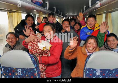 (190120) - Peking, Jan. 20, 2019 (Xinhua) - wanderarbeitnehmer eines privaten Unternehmens auf einen Bus Richtung für ihre Heimatorte in Abuja, der ostchinesischen Provinz Zhejiang, Jan. 28, 2011. Rückkehr in die Heimatorte bleibt der wichtigste Teil des Chinesischen Frühlingsfest. Ob Selbstfahrer, oder die Züge oder Flüge, homecomings und Familienfeiern sind eine Priorität für viele Chinesen. Die jährlichen Reisen rush rund um das Festival, genannt "chunyun," legt oft Transport System des Landes auf die Probe. China's Transport Behörden besetzt sind immer bereit für den Frühling Fes Stockfoto