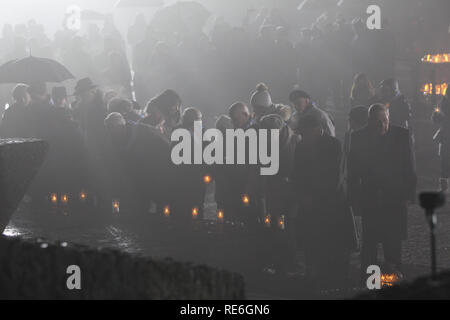 Oswiecim, Polen. 27 Jan, 2018. Überlebenden Besuch der ehemaligen Konzentrationslager Auschwitz-Birkenau und Kerzen. Am 27. Januar 1945, in der die Nazi-KZ Auschwitz-Birkenau wurde von der sowjetischen Roten Armee befreit. Jedes Jahr am Jahrestag der Befreiung Überlebenden kommen zum Gedenken an die Toten und lass nicht zu, dass die Gräueltaten in Vergessenheit geraten. Credit: Daniel Schäfer/dpa-Zentralbild/dpa/Alamy leben Nachrichten Stockfoto