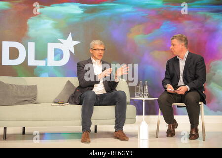 (L - R) Diego Piacentini, Italienischer Regierung und Paul-Bernhard Kallen, Hubert Burda Media im Gespräch an der DLD-Konferenz in München 2019, EuropeÕs große Innovation Konferenz, Alte Kongresshalle, München, 20. Januar 2019 Freie Presse Bild © Picture Alliance für DLD | Verwendung weltweit Stockfoto