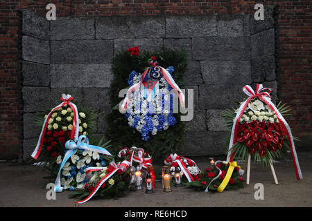 Oswiecim, Polen. 27 Jan, 2018. Kränze der Ehre sind in Erinnerung an die Mauer des Todes. Am 27. Januar 1945, in der die Nazi-KZ Auschwitz-Birkenau wurde von der sowjetischen Roten Armee befreit. Jedes Jahr am Jahrestag der Befreiung Überlebenden kommen zum Gedenken an die Toten und lass nicht zu, dass die Gräueltaten in Vergessenheit geraten. Credit: Daniel Schäfer/dpa-Zentralbild/dpa/Alamy leben Nachrichten Stockfoto