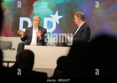 (L - R) Diego Piacentini, Italienischer Regierung und Paul-Bernhard Kallen, Hubert Burda Media im Gespräch an der DLD-Konferenz in München 2019, EuropeÕs große Innovation Konferenz, Alte Kongresshalle, München, 20. Januar 2019 Freie Presse Bild © Picture Alliance für DLD | Verwendung weltweit Stockfoto