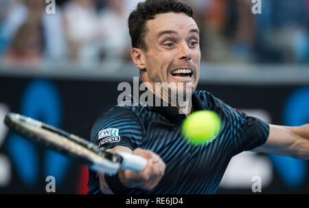 Melbourne, Australien. Jan, 2019 20. Roberto Bautista Agut Spaniens gibt den Ball im Herren Einzel 4 gegen Marin Cilic aus Kroatien bei den Australian Open in Melbourne, Australien, Jan. 20, 2019. Credit: Hu Jingchen/Xinhua/Alamy leben Nachrichten Stockfoto