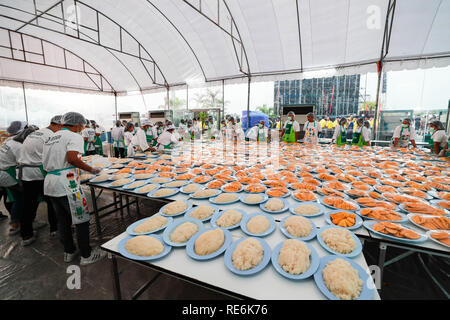 Bangkok, Thailand. Jan, 2019 20. Köche machen die Mango klebriger Reis in Bangkok, Thailand, Jan. 20, 2019. Der Reis war der 1.500-kg Klebreis, 2.300 - 5.000 kg Cocossaft und Mangos. Das Gesamtgewicht der Mango klebriger Reis 4.500 Kilogramm erreicht. Die Veranstaltung zielt darauf ab, einen Guinness Weltrekord für die größte Portion mango klebriger Reis zu setzen. Credit: Zhang Keren/Xinhua/Alamy leben Nachrichten Stockfoto