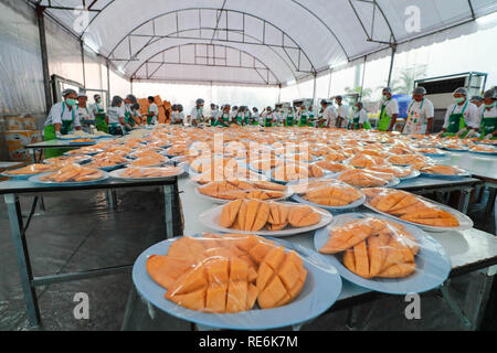 Bangkok, Thailand. Jan, 2019 20. Köche machen die Mango klebriger Reis in Bangkok, Thailand, Jan. 20, 2019. Der Reis war der 1.500-kg Klebreis, 2.300 - 5.000 kg Cocossaft und Mangos. Das Gesamtgewicht der Mango klebriger Reis 4.500 Kilogramm erreicht. Die Veranstaltung zielt darauf ab, einen Guinness Weltrekord für die größte Portion mango klebriger Reis zu setzen. Credit: Zhang Keren/Xinhua/Alamy leben Nachrichten Stockfoto