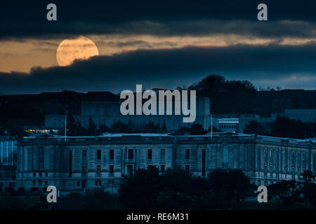 Aberystwyth, Großbritannien. 20. Jan 2019. Der erste Vollmond 2019 gesehen wird, steigt über die Nationalbibliothek von Wales in Aberystwyth Wales UK. Die Januar Vollmond ist manchmal ein "Wolf moon" genannt, und ist dieses Mal auch ein 'Supermoon', die ein wenig an die Erde näher und die größeren und helleren Han normalen Vollmonde. In ein paar Stunden dieser Mond von der Erde verdunkelt werden und wird rot glühen Am frühen Morgen Himmel über dem britischen Photo credit Keith Morris/Alamy Leben Nachrichten angezeigt. Stockfoto