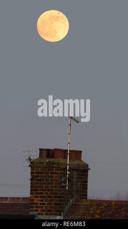 London, Großbritannien. 20. Januar, 2019. Steigende supermoon über Schornsteine wird sich eine totale Mondfinsternis (Blut Mond) in den frühen Morgenstunden des 21. Januar 2019. Credit: Malcolm Park/Alamy Leben Nachrichten. Stockfoto