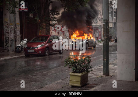 Athen, Griechenland. 1. Jan 2006. Ein Auto auf der Straße in Brand während des Protestes gesehen geparkt. Tausende von Menschen gegen die FYROM (Mazedonien) Vereinbarung im Zentrum von Athen, Griechenland demonstrieren. Credit: Nikolas Joao Kokovlis/SOPA Images/ZUMA Draht/Alamy leben Nachrichten Stockfoto