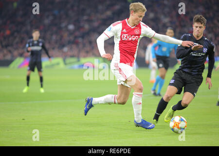 Amsterdam, Niederlande. 20. Januar 2019. Ajax-mittelfeldspieler Frankie de Jong läuft mit dem Ball im Spiel gegen Heerenveen für ein Match in der niederländischen Ersten Liga. Amsterdam, Niederlande, 20. Januar 2019. Credit: Federico Guerra Maranesi/Alamy leben Nachrichten Stockfoto