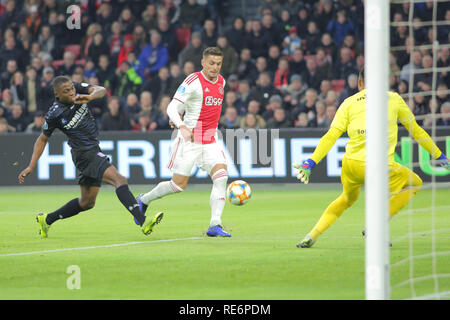 Amsterdam, Niederlande. 20. Januar 2019. Ajax-mittelfeldspieler Dusan Tadic läuft mit dem Ball im Spiel gegen Heerenveen für ein Match in der niederländischen Ersten Liga. Amsterdam, Niederlande, 20. Januar 2019. Credit: Federico Guerra Maranesi/Alamy leben Nachrichten Stockfoto