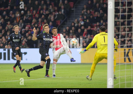 Amsterdam, Niederlande. 20. Januar 2019. Ajax-mittelfeldspieler Dusan Tadic und Heerenveen defender kämpft mit der Ball während des Spiels gegen Ajax und Heerenveen für ein Match in der niederländischen Ersten Liga. Amsterdam, Niederlande, 20. Januar 2019. Credit: Federico Guerra Maranesi/Alamy leben Nachrichten Stockfoto