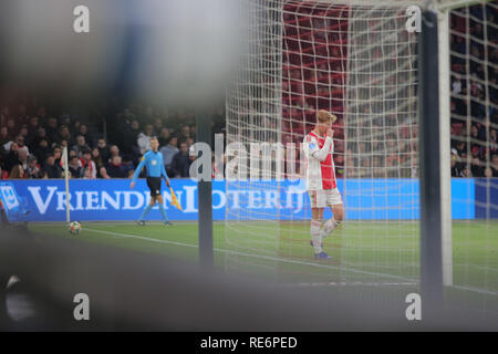 Amsterdam, Niederlande. 20. Januar 2019. Ajax-mittelfeldspieler Frankie de Jong Spaziergänge in der fieldduring das Spiel gegen Heerenveen für ein Match in der niederländischen Ersten Liga. Amsterdam, Niederlande, 20. Januar 2019. Credit: Federico Guerra Maranesi/Alamy leben Nachrichten Stockfoto