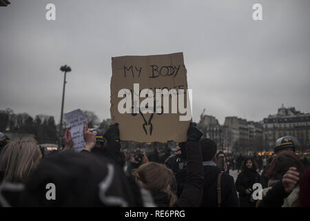 Paris, Frankreich. Jan, 2019 20. Eine Frau gesehen, die ein Schild mit einem weiblichen reproduktiven Organ während der Protestaktion. Mehrere Frau versammelt, um das Recht auf Wahl über ihren Körper im gleichen Ort, wo eine Pro-life-demonstration stattfand, zurückzufordern. Credit: Bruno Thevenin/SOPA Images/ZUMA Draht/Alamy leben Nachrichten Stockfoto