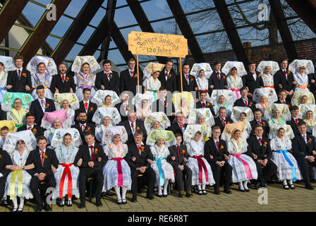 Burg, Deutschland. Jan, 2019 19. Junge Frauen und Männer in original Sorbische und Wendischen festliche Kostüme haben eine Gruppe Foto bei den traditionellen Zapust, die Jugend Karneval. Über 30 Paare nahmen an die 126 Jugend Karneval. Mit dem Karnevalsumzug in den Dörfern der Lausitz der Winter ist nach alten Brauch zurückzuführen. Foto: Patrick Pleul/dpa-Zentralbild/ZB/dpa/Alamy leben Nachrichten Stockfoto