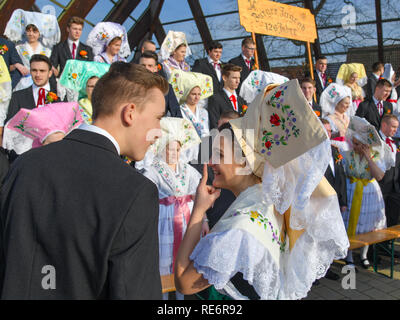 Burg, Deutschland. Jan, 2019 19. Junge Frauen und Männer in original Sorbian-Wendish festliche Kostüme nehmen teil an den traditionellen Zapust, die Jugend Karneval. Über 30 Paare nahmen an die 126 Jugend Karneval. Mit dem Karnevalsumzug in den Dörfern der Lausitz der Winter ist nach alten Brauch zurückzuführen. Foto: Patrick Pleul/dpa-Zentralbild/ZB/dpa/Alamy leben Nachrichten Stockfoto